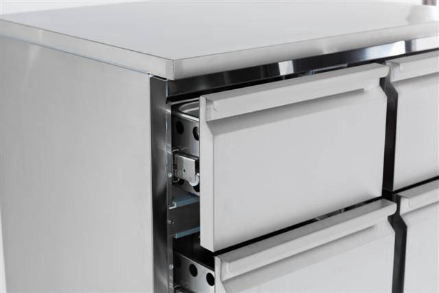 Kühltisch 6 aus Edelstahl, 1365 x 700 x 875 mm